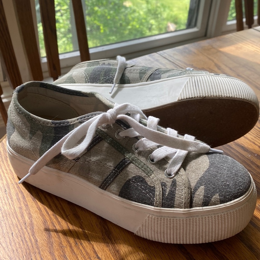 Steve Madden camo platform sneakers size 7.5